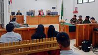 Suasana saat sidang pembacaan putusan permohonan praperadilan Jainudin Sapri melawan Kejaksaan Negeri Katingan di Pengadilan Negeri Palangka Raya, Selasa (14/3/2023). Liputan6.com/ Roni Sahala