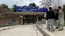Siswa laki-laki tiba di Universitas Balkh setelah kampus dibuka kembali di Mazar-i-Sharif , Afghanistan, Senin (6/3/2023). Setelah Taliban kembali berkuasa, banyak universitas di Afganistan telah melakukan beberapa penyesuaian guna melancarkan proses belajar. (Wakil KOHSAR / AFP)