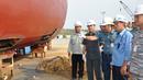 Citizen6, Lamongan: Kadisharkap Kolinlamil Kolonel Laut (T) Rachmat Hartoyo, meninjau KRI Teluk Ratai - 509 yang tengah docking di Dok Pantai Lamongan, Lamongan, Minggu (25/6). (Pengirim: Kadispen Kolinlamil).