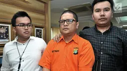 Tersangka ISP dihadirkan saat rilis kasus penipuan di Jakarta, Senin (28/1). Subdit Cyber Crime Ditreskrimsus Polda Metro Jaya mengungkap kasus penipuan yang memakan 14 korban dengan modus menjanjikan pinjaman uang. (Merdeka.com/Iqbal S. Nugroho)