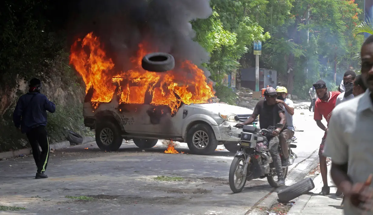 Para demonstran menyatakan tekad mereka untuk terus melawan geng-geng yang telah bersumpah untuk menyerang daerah tersebut, dengan mengatakan bahwa mereka tidak ingin meninggalkan lingkungan mereka di tangan para penjahat yang menyebarkan teror sepanjang waktu. (AP Photo/Odelyn Joseph)