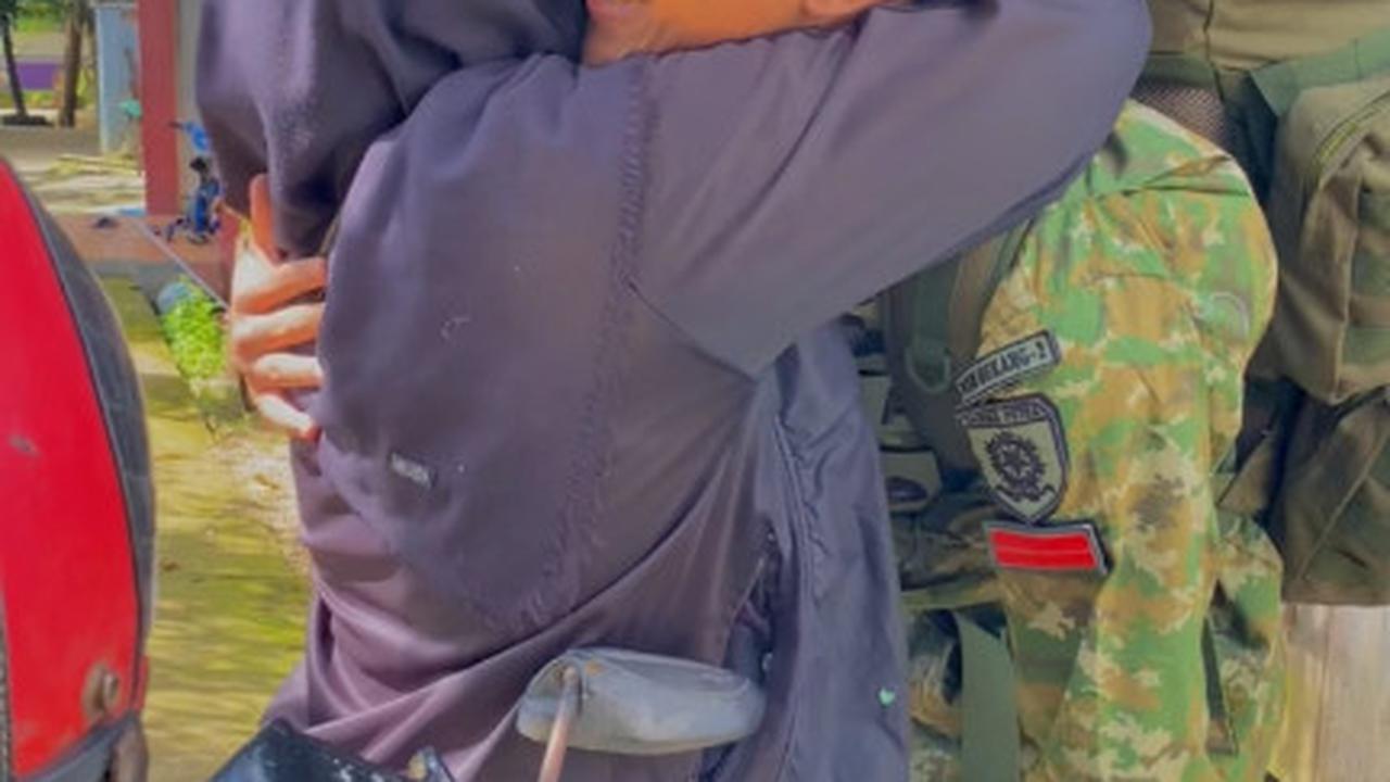 3 Tahun Tak Pulang, Momen Anggota TNI Beri Kejutan untuk Ibunya Ini Bikin Haru