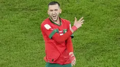 Hakim Ziyech menjadi sosok vital di balik performa impresif Maroko di Piala Dunia 2022. Pemain Chelsea itu seakan terlahir kembali dan sukses memainkan peran krusial di lini serang Singa Atlas. (AP Photo/Ricardo Mazalan)