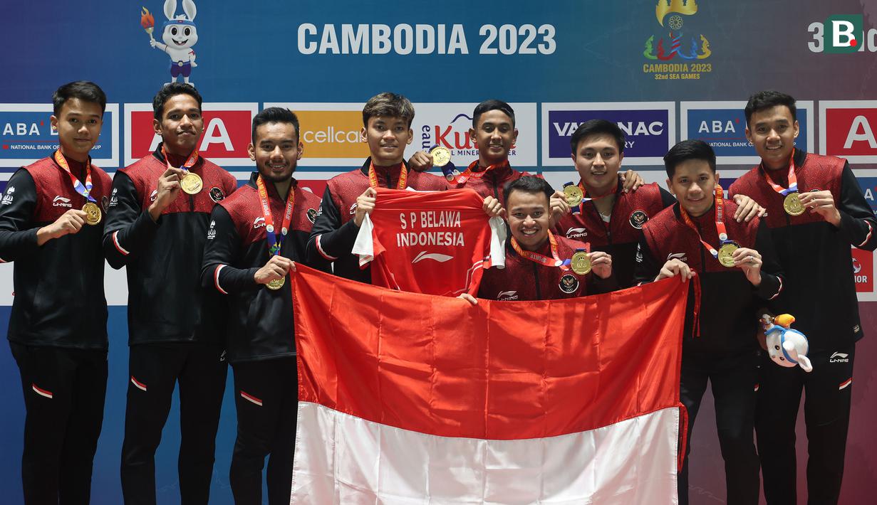<p>Tim bulu tangkis beregu putra Indonesia berpose memegang medali emas SEA Games 2023 setelah mengalahkan Malaysia pada laga final yang berlangsung di Badminton Hall Morodok Techo National Stadium, Phnom Penh, Kamboja, Kamis (11/05/2023). (Bola.com/Abdul Aziz)</p>