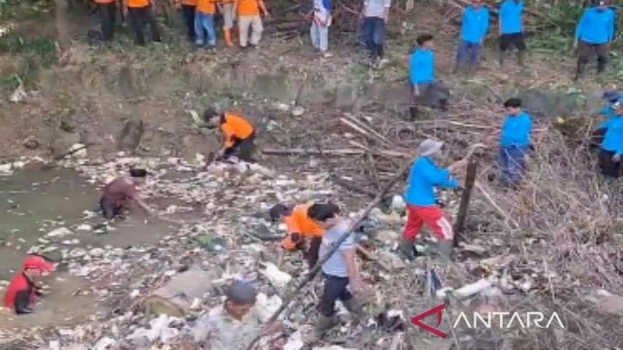 Tim Gabungan Gencarkan Pembersihan Sungai Pamekasan, Antisipasi Banjir Musim Hujan
