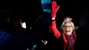 Calon Presiden AS dari Partai Demokrat, Hillary Clinton menyapa pendukungnya saat tiba di Westchester County Airport di White Plains, New York, AS, Selasa (8/11). (AP Photo / Andrew Harnik)