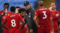Pelatih Liverpool, Jurgen Klopp, memberikan arahan kepada pemainnya saat menghadapi Manchester City pada laga lanjutan Premier League pekan ke-32 di Stadion Etihad, Jumat (3/7/2020) dini hari WIB. Manchester City menang 4-0 atas Liverpool. (AFP/Laurence Griffiths/pool)