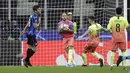 Kiper Manchester City, Kyle Walker menangkap bola saat melawan Atalanta pada pertandingan Grup C Liga Champions di stadion San Siro, Milan, Italia (6/11/2019). Kyle Walker yang berposisi bek mengantikan kiper Claudio Bravo yang mendapat kartu merah dipertandingan ini. (AP Photo/Luca Bruno)