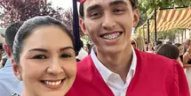 Lionel Sinathrya atau yang akrab disapa Lio, putra sulung Donna Agnesia dan Darius Sinathraya baru saja lulus SMA dengan Diploma Magna Cum Laude. Bukan di Indonesia, Donna pun harus terbang ke Portugal untuk merayakan wisuda putranya. [@dagnesia]