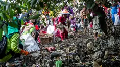 Anak-anak memungut sampah yang berserakan di sekitar kawasan pantai di Surabaya, Jawa Timur, Sabtu (21/9/2019).Aksi tersebut sebagai wujud kepedulian terhadap kebersihan lingkungan sekaligus dalam rangka memperingati World Cleanup Day 2019.  (JUNI KRISWANTO / AFP)