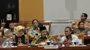 Ketua Komisi Yudisial (KY) Aidul Fitriciada (tengah) saat rapat konsultasi dengan Komisi III di Jakarta, Rabu (2/3). Rapat membahas Pengawasan dan Legislasi antara lembaga Hukum di Pemerintahan Kususnya KY dengan MA. (Liputan6.com/Johan Tallo)