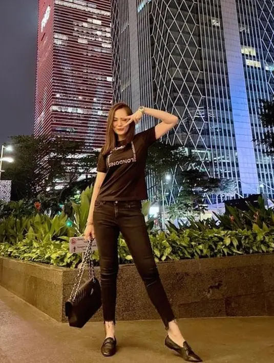 <p>Ia memperoleh cantik awet muda dengan menerapkan pola hidup sehat. Christy Jusung rajin berolahraga dan mengonsumsi makanan sehat. [Foto: Instagram/christyjusung]</p>