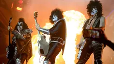 Grup heavy metal AS Kiss tampil saat di atas panggung utama pada hari pertama Paleo Festival ke-45, di Nyon, Swiss (19/7/2022). The Paleo adalah festival musik terbuka terbesar di bagian barat Swiss. (Laurent Gillieron/Keystone via AP)