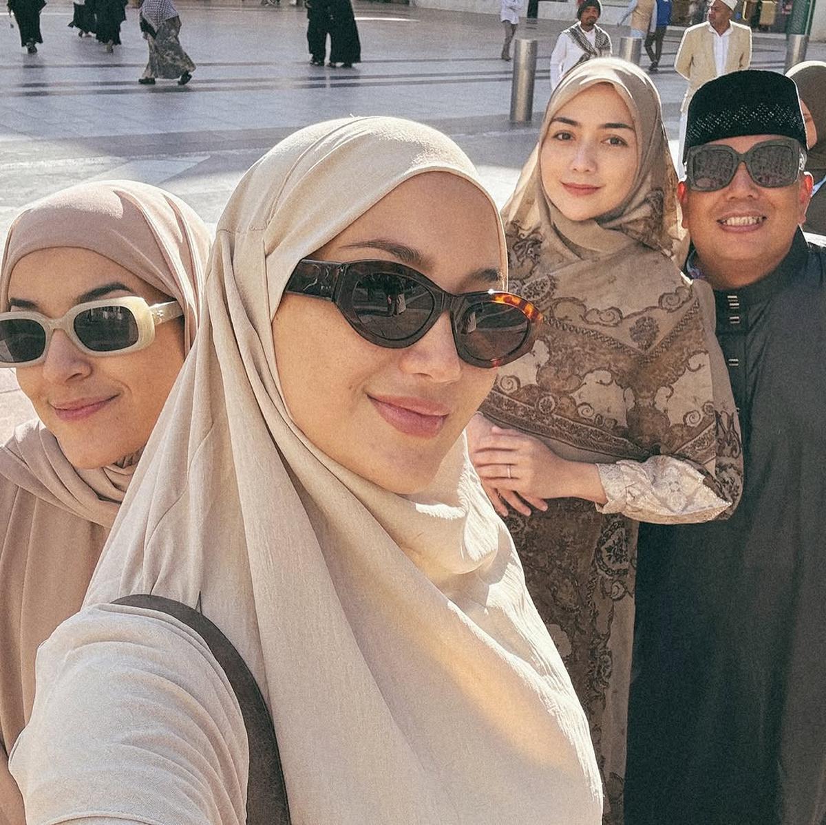 Potret Erica Putri Jalani Ibadah Umroh Bersama Sahabat yang Seru