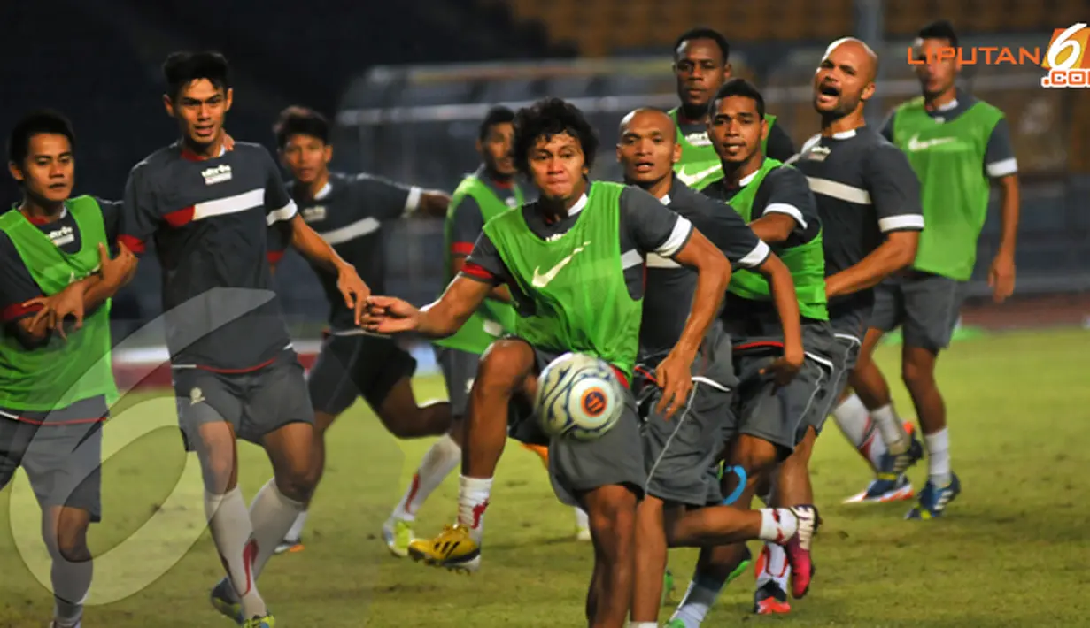 Tim Indonesia XI berlatih dalam dua tim di Stadion Utama Gelora Bung Karno Jakarta pada Jumat 19 Juli 2013 (Liputan6.com/Helmi Fithriansyah)