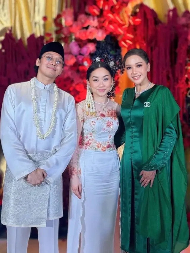 Maia Estianty Dibalut Baju Kurung warna hijau saat kondangan. [@maiaestiantyreal]