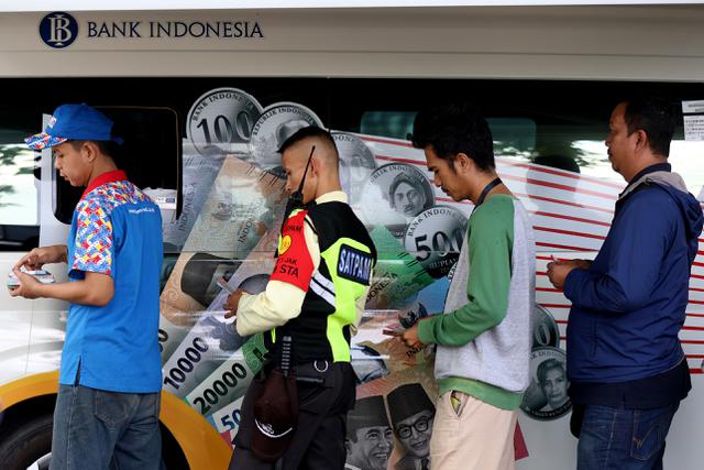 Jelang Lebaran 2026, Warga Antre Tukar Uang Baru di Kas Keliling Bank Indonesia