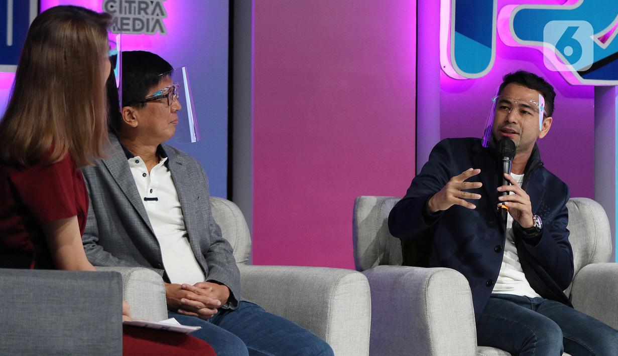 Managing Director Emtek Sutanto Hartono dan Raffi Ahmad saat acara konferensi pers di SCTV Tower, Jakarta, Jumat (29/10/2021). Raffi Ahmad dan Nagita Slavina melalui Rans Entertainment berkolaborasi dengan Emtek Group lewat anak usahanya, Surya Citra Media (SCM). (Liputan6.com/Herman Zakharia)