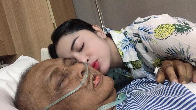 5 Potret Seleb Saat Temani Orangtua Sakit Pengorbanannya Bikin Haru Hot Liputan6 Com