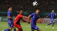 Pesepak bola Indonesia M Hargianto (tengah) diampit dua Pemain Chinese Taipei pada pertandingan Grup A Asian Games ke-18 di Stadion Patriot, Bekasi Minggu (12/8). (INASGOC/Ary Kristianto/sup)