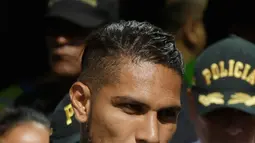 Kapten timnas Sepak Bola Peru Paolo Guerrero saat tiba di Lima untuk menjalani tes, Peru (15/5). Pihak sepak bola setempat meminta bantuan FIFA untuk meninjau kembali kasus doping yang menimpa Paolo Guerrero. (AP/Martin Mejia)
