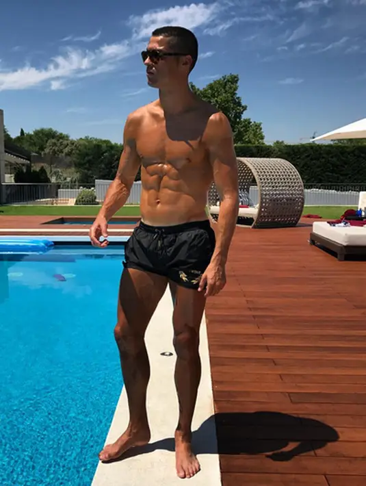 Sebelum anak kembarnya ini lahir, Ronaldo pernah mengkonfirmasi bahwa nantinya sang anak lahir dari rahim seorang ibu pengganti (surrogate mother). Kabar ini juga sudah menyebar sejak pertengahan bulan Juni. (Instagram/cristiano)