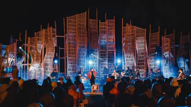 Denny Caknan saat menggelar konser yang banyak dihadiri anak muda
