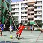 Sejumlah anak bermain futsal saat mengikuti Sport Festival Marunda di Marunda, Jakarta, Minggu (5/3). Kegiatan tersebut sebagai kampanye pencegahan narkoba dikalangan anak muda khususnya yang berada di rusun Marunda. (Liputan6.com/Helmi Afandi)