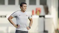 Pelatih Timnas Indonesia, Bima Sakti, mengamati anak asuhnya saat latihan di Universitas Kasetsart, Bangkok, Kamis (15/11). Latihan ini persiapan jelang laga Piala AFF 2018 melawan Thailand. (Bola.com/M. Iqbal Ichsan)