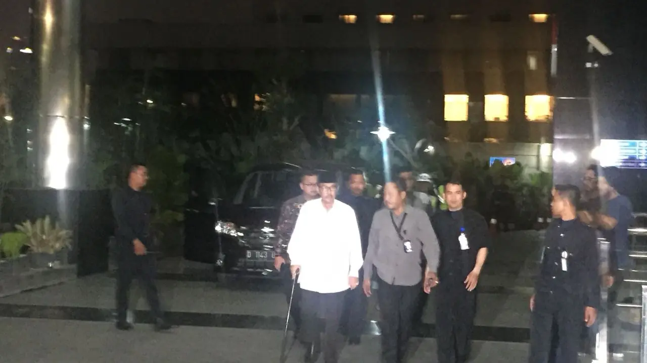 Berjalan Pakai Tongkat, Bupati Bandung Barat tiba di KPK.