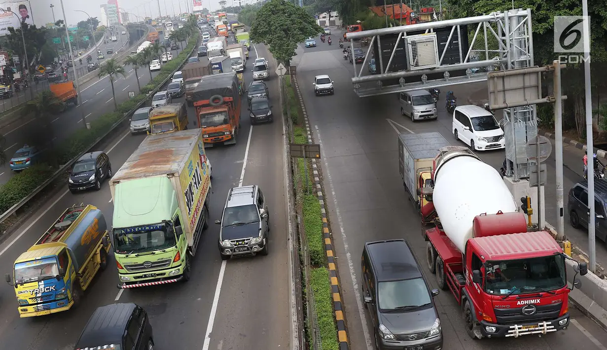 Kendaraan melintas di ruas Jalan Tol Lingkar Luar Jakarta, Jumat (25/5). Guna mengantisipasi kemacetan saat Asian Games, pemerintah akan segera menguji coba pembatasan truk pada Juni 2018 mendatang. (Liputan6.com/Immanuel Antonius)
