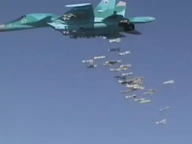 Jet tempur Rusia, Sukhoi Su-34 fighter-bomber menjatuhkan rudal-rudal dari udara ke sasaran wilayah Deir ez-Zor yang didiami ISIS di Suriah, Kamis (18/8). (REUTERS)