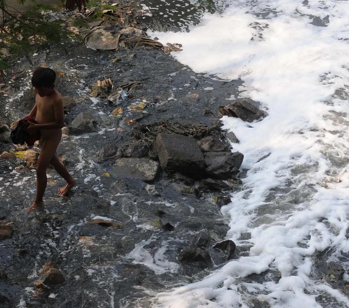Kondisi aliran Kanal Banjir  Barat Ciliwung (KBBC) yang terpantau tercemar limbah busa rumah tangga di Jakarta, Senin (23/10/2023). Wahana Lingkungan Hidup (Walhi) DKI Jakarta memberikan solusi kepada Pemerintah Provinsi DKI Jakarta terkait pencemaran ter