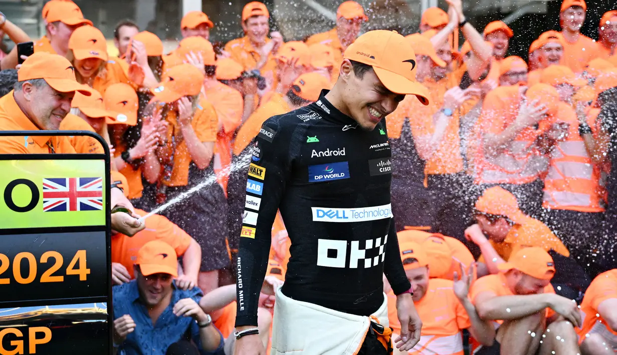 Pembalap Mc Laren, Lando Norris merayakan kemenangan bersama timnya saat Formula 1 GP Miami 2024 yang berlangsung di Miami International Autodrome, Miami, Florida, Minggu (05/05/2024). (AFP/Clive Mason)