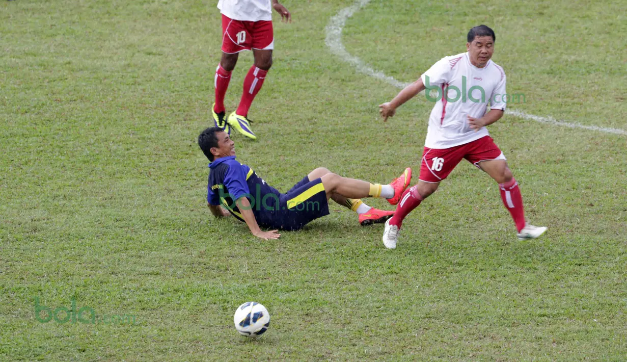 Aksi Jafri sastra dan Francis Wewengkang (kanan) berduel saat Padang Allstars vs Indonesia Allstars pada pembukaan Irman Gusman Cup 2016 U-17 dan U-19 di Stadion Agus Salim, Padang, Minggu (13/3/2016). (Bola.com/Nicklas Hanoatubun)