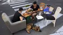 Warga bermain backgammon di jalan bebas mobil saat Hari Raya Yom Kippur di Ramat Gan, Israel, Kamis (16/9/2021). Yom Kippur atau Hari Penebusan Dosa merupakan hari raya paling suci umat Yahudi dimana mereka akan berhenti beraktivitas secara total. (AP Photo/Oded Balilty)