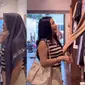 Larissa Chou dan Ibu Belanja Baju Baru (Sumber: Instagram/larissachou)