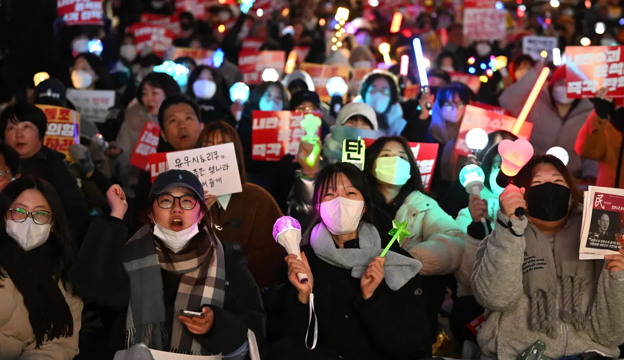 Upaya Presiden Yoon Suk Yeol untuk memberlakukan darurat militer memancing reaksi puluhan ribu warga Korea Selatan. (Jung Yeon-je/AFP)