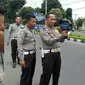 Kasatlantas Polres Banyuwangi, AKP Ris Andrian dan anggota menggelar uji coba pengoperasian speed gun di Jalan Letjen S Parman, Kabupaten Banyuwangi, Jatim. (Foto: Polres Banyuwangi)