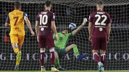 Sementara itu, gol keduanya ia lesatkan dari eksekusi tendangan penalti pada menit ke-42. Tammy Abraham sebelumnya kedapatan dilanggar oleh Berisha di kotak terlarang Torino. Gol tersebut menjadi gol yang ketujuhbelasnya di Liga Italia musim 2021/2022. (La Presse via AP/Alberto Gandolfo)