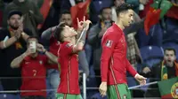 Gelandang Portugal, Otavio Monteiro (kiri) berselebrasi di samping Cristiano Ronaldo setelah mencetak gol ke gawang Turki pada pertandingan playoff Piala Dunia 2022 di stadion Dragao di Porto, Portugal, Jumat (25/3/2022). Portugal menang atas Turki 3-1. (AP Photo/Luis Vieira)