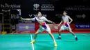 Sempat kehilangan gim kedua, pasangan Indonesia mampu bangkit dan tampil dominan pada gim penentuan. Tampak dalam foto, pasangan ganda putra Indonesia Raymond Indra/Nikolaus Joaquin saat bertanding melawan wakil Prancis, Eloi Adam/Leo Rossi di Istora Gelora Bung Karno (GBK), Senayan, Jakarta, Selasa (20/1/2026). (Bola.com/Bagaskara Lazuardi)