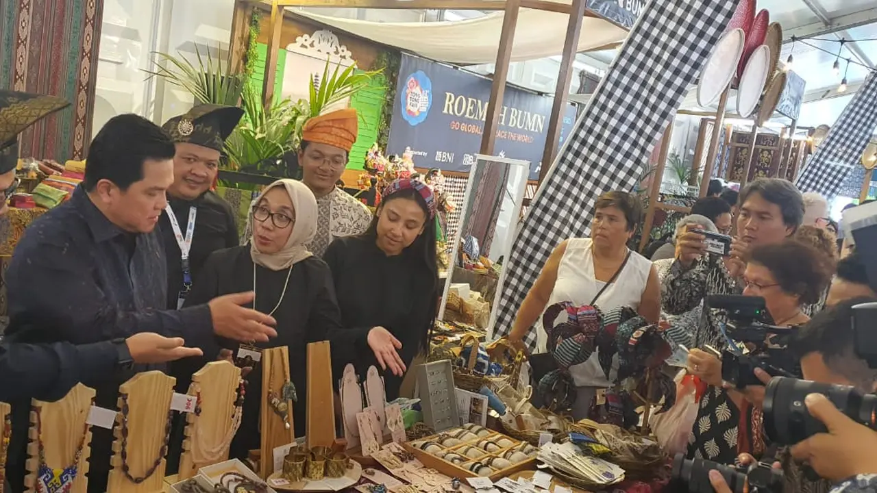 Menteri BUMN Erick Thohir, menemui pengusaha UMKM binaan Pertamina di Tong Tong Fair di Belanda.