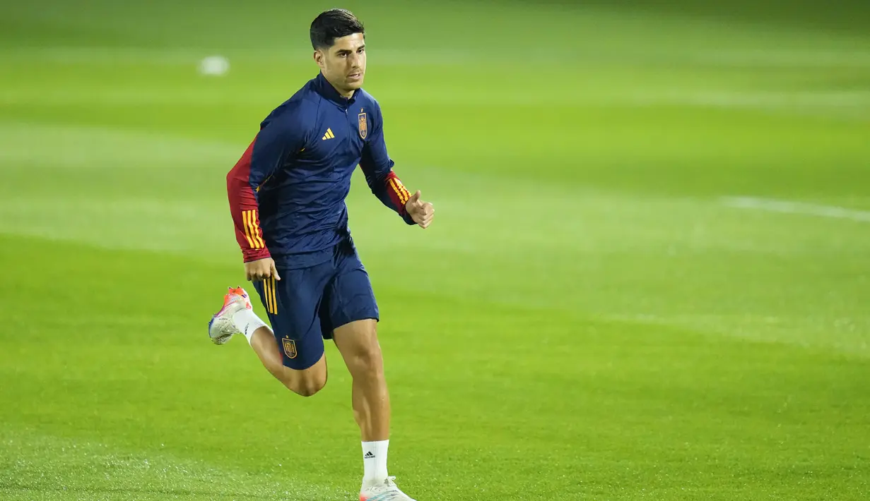 Gelandang Spanyol, Marcos Asensio berlari saat mengikuti sesi latihan di Universitas Qatar, di Doha, Qatar, Selasa, 22 November 2022. Spanyol akan memainkan pertandingan pertamanya di Grup E Piala Dunia melawan Kosta Rika. (AP Photo/Julio Cortez)