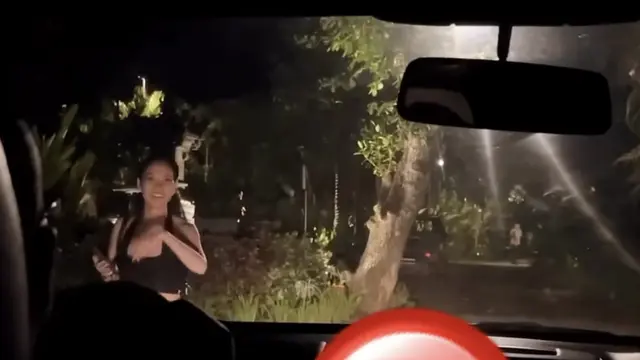 Potret BCL dan Tiko berjalan di malam hari sumber Instagram: @bcltiko