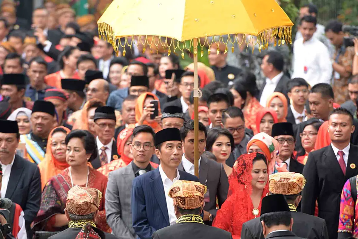 [Bintang] Jokowi dan Iriana Medan