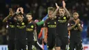 Para pemain Manchester City menyapa fans usai menaklukkan Crystal Palace. Kemenangan ini membuat City naik ke posisi kedua klasemen Premier League. (Reuters/Hannah McKay)