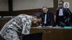 Terdakwa kasus suap jual beli jabatan di lingkungan Kemenag Romahurmuziy usai menjalani sidang vonis di Pengadilan Tipikor Jakarta, Senin (20/1/2020). Mantan Ketum PPP itu divonis pidana penjara selama dua tahun dan denda Rp100 juta subsider tiga bulan kurungan. (Liputan6.com/Faizal Fanani)