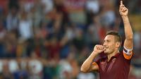 Kapten AS Roma, Francesco Totti, merayakan gol yang dicetaknya ke gawang Chievo pada laga Serie A di Stadion Olimpico, Roma, Sabtu (18/10/2014). (EPA/Ettore Ferrari)