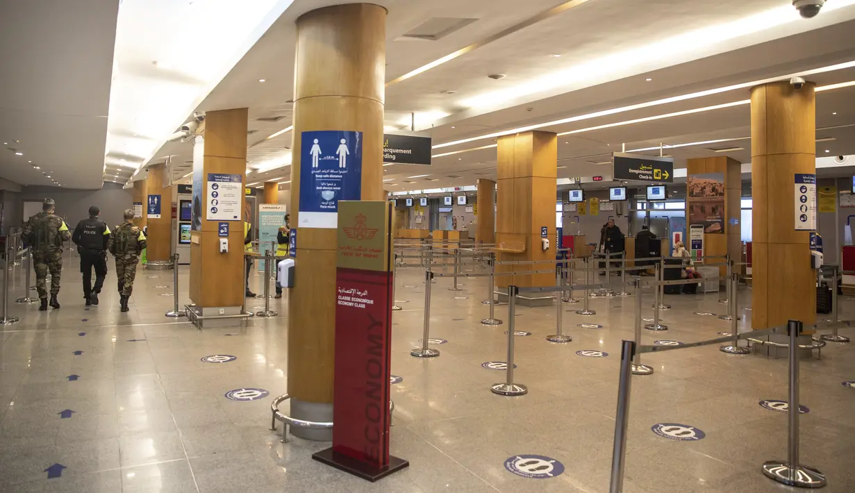 Pasukan keamanan berjaga di dalam terminal bandara di Rabat, Maroko, Senin (29/11/2021). Maroko menangguhkan semua penerbangan internasional mulai Senin tengah malam selama dua minggu ke depan karena kekhawatiran pada varian baru Covid-19 Omicron. (AP Photo/Mosa'ab Elshamy)